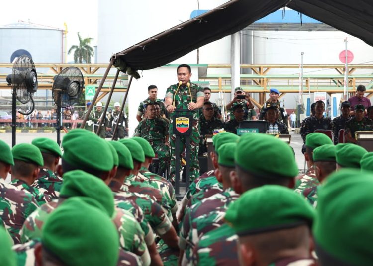 Pangdam I/BB,  Mayjen TNI Rio Firdianto (tengah) saat memberikan pengarahan kepada prajurit Brigade TP  89 Kodam I/BB yang tiba di Dermaga Ujung Baru Pelabuhan Belawan, Kota Medan.(Satunusantara news/HO-Pendam I/BB).