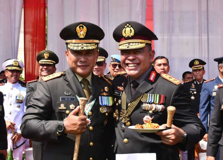 Pangdam I/BB  Mayjen TNI Rio Firdianto (kiri) bersama Kapolda Sumut Irjen Pol Whisnu Hermawan Februanto (kanan) saat upacara peringatan HU ke-79 Bhayangkara di Lapangan KS Tubun, Mapolda Sumut, (Satunusantara news/HO-Pendam I/BB)
