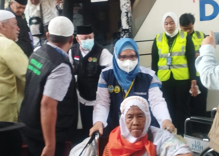 Seorang jemaah haji lansia yang tergabung di Kloter 18  Embarkasi Medan, saat tiba di Aula 1 Madinatul Hujjaj Asrama Haji  Medan.(Satunusantara news/Munawar).