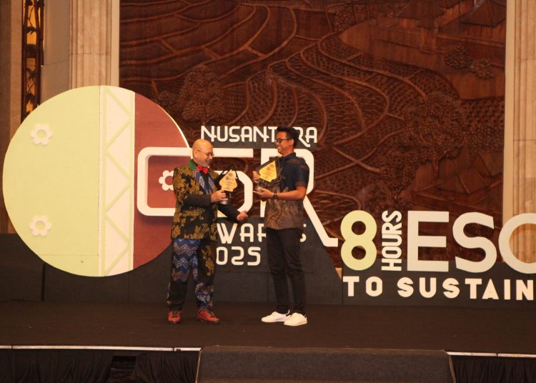 Tim TJSL PLN UID Sumatera Utara, Sandy  Yudha (kanan) saat menerima Penghargaan Nusantara CSR Award 2025  di Hotel Indonesia Kempinski Jakarta.(Satunusantara news/HO-Humas PLN UID Sumut).