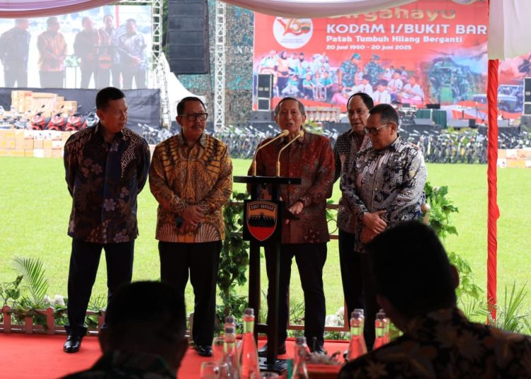 Mantan Pangdam I/BB Letjen TNI (Purn) J. Suryo Prabowo (tengah) bersama mantan Pangdam I/BB Mayjen TNI (Purn) Leonardus Johan Pieters Siegers,  Mayjen TNI (Purn) Istu Hari Subagio Mayjen TNI (Purn) Cucu Sumantri  dan Mayjen TNI (Purn) Irwansyah, padaa acara syukuran HUT ke-77 Kodam I/Bukit Barisan. (Satunusantara news/HO-Pendam I/BB).