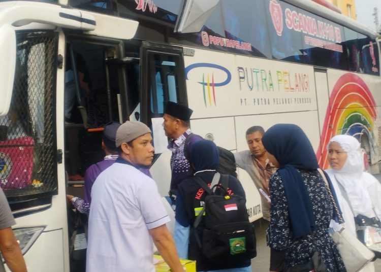 Jemaah haji Kloter 19 Debarkasi Medan, saat menaiki Bus di Asrama Haji Medan untuk berangkat pulang ke daerah asal ke Kabupaten Labuhan Batu.(Satunusantara news/Munawar).
