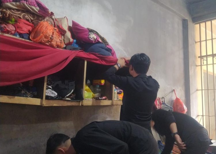 Regu jaga  Rutan Kelas I Labuhan Deli, saat menggelar razia insidentil ke dalam blok hunian warga binaan di Rutan Labuhan Deli.(Satunusantara news/HO-Rutan Labuhan Deli).