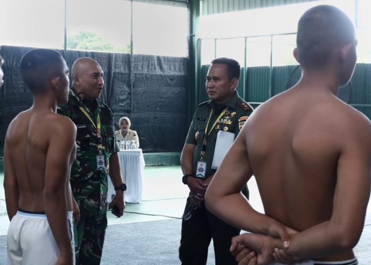 Pangdam I/BB Mayjen TNI Rio Firdianto (kanan) saat meneliti salah seorang calon  Bintara PK TNI AD Reguler Pria TA 2025 Subpanpus Kodam I/BB  di Rindam I/BB Pematangsiantar.(Satunusantara news/HO-Pendam I/BB).