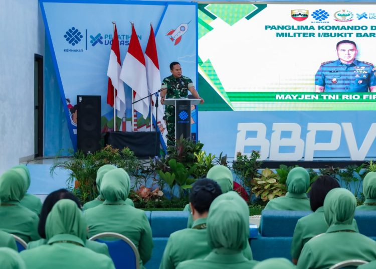 Pangdam I/BB Mayjen TNI Rio Firdianto (tengah) saat menutup pelatihan menjahit dan make up Gelombang I di Balai Besar Pelatihan Vokasi & Produktivitas (BBPVP) Medan.(Satunusantara news/HO-Pendam I/BB)