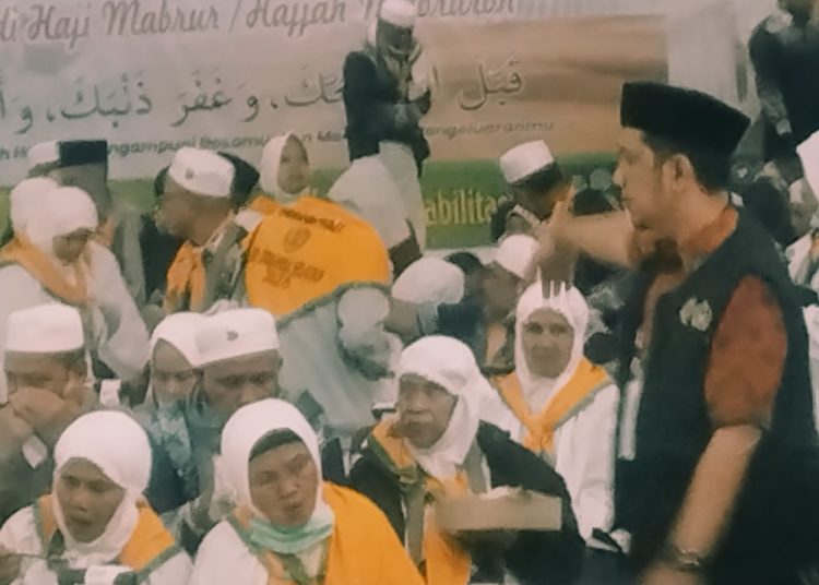 Petugas PPIH Debarkasi Medan, Imam Mukhair (kanan) saat mengatur jemaah haji Kloter 20 Debarkasi Medan yang baru tiba di Aula 1 Madinatul Hujjaj Asrama Haji Medan.(Satunusantara news/Munawar).