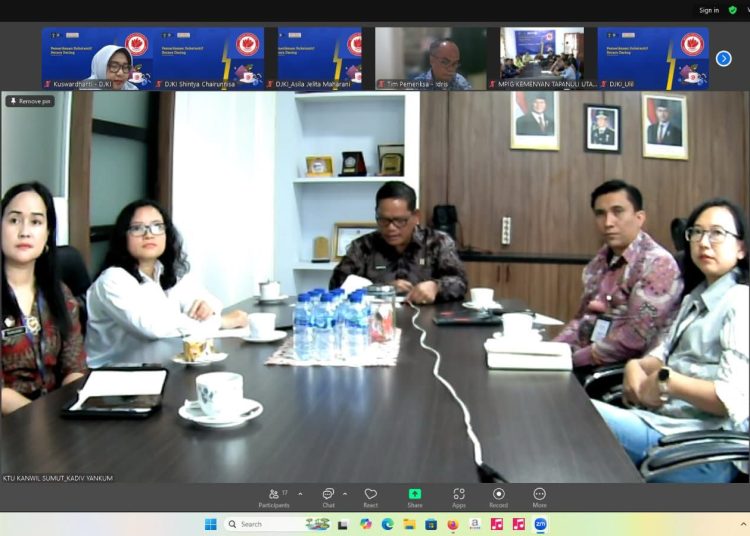 Kepala Divisi Pelayanan Hukum Kanwil Kemenkum Sumut, Sahata Marlen Situngkir (tengah) saat zoom meeting.(Satunusantara news/HO-Kanwil Kemenkum Sumut).