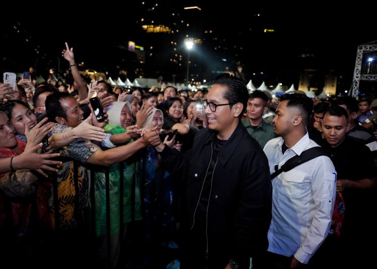 Wali kota Medan Rico Tri Putra Bayu Waas (kanan) saat bersalaman dengan warga  pada panggung hiburan rakyat Colorful Medan Carnival di Lapangan Merdeka Medan.(Satunusantara news/HO-Dinas Kominfo Kota Medan).