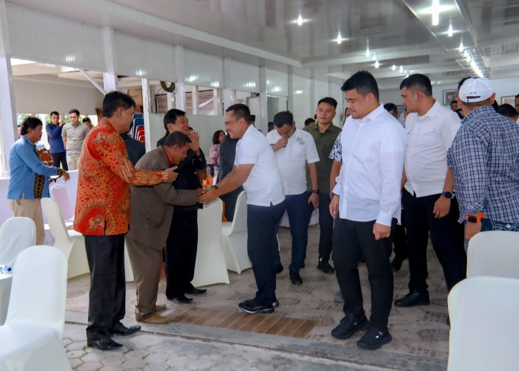 Pangdam I/BB Mayjen TNI Rio Firdianto (tengah) saat bersalaman dengan unsur Forkopimda Kabupaten Samosir.(Satunusantara news/HO-Pendam I/BB).