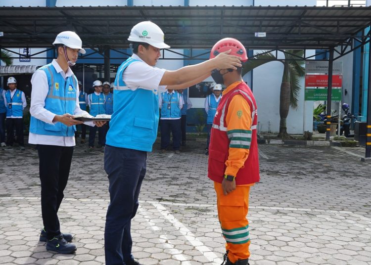 Senior Manajer Distribusi PLN UID Sumut, Hariadi Fitrianto (tengah) saat memasangkan rompi dan helm kepada personel PDKB sebagai tanda pengutamaan K3 dalam bekerja.(Satunusantara news/HO-Humas PLN UID Sumut).