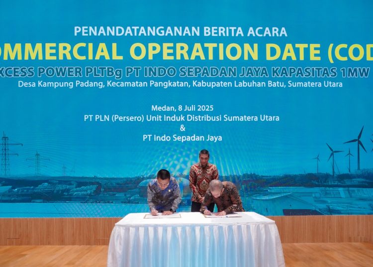 General Manajer PLN UID Sumut, Ahmad Syauki  (kiri) bersama Deputy Managing Direktur Asian Agri, Bukit Sanjaya (kanan) saat penandatanganan Berita Acara Commercial Operation Date.(Satunusantara news/HO-Humas PLN UID Sumut)