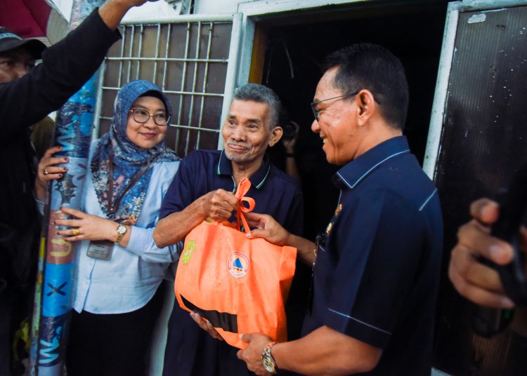 Wakil Wali kota Medan, H Zakiyuddin Harahap (kanan) saat menyerahkan bantuan kepada Machmud warga korban yang terkena angin puting beliung di Jalan Pimpinan, Kelurahan Sidorejo, Kecamatan Medan Perjuangan.(Satunusantara news/HO-Diskominfo Medan)