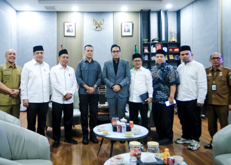 Wali kota Medan Rico Tri Putra Bayu Waas (empat kanan) saat foto bersama dengan Pimpinan Wilayah Masyarakat Ekonomi Syariah (PW MES) Sumut yang diketuai Musa Rajecksah, di rumah dinas Wali kota Medan.(Satunusantara news/HO-Diskominfo Medan).