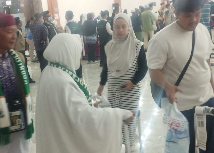 Jemaah haji Kloter 24 Debarkasi  Medan, saat membawa barang milik mereka  dari  Aula 1 Madinatul Hujjaj Asrama Haji Medan.(Satunusantara news/Munawar)