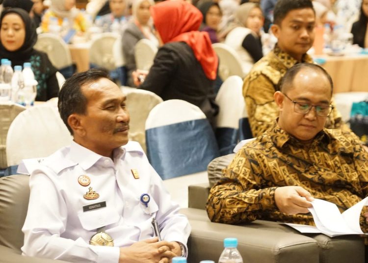 Dirjen AHU Kementerian Hukum Widodo (kanan) didampingi Kakanwil Kemenkum Sumut Ignatius Mangantar Tua Silalahi (kiri) saat menghadiri Seminar Nasional bertajuk "Cyber Notary dan Masa Depan Akta Otentik: Disrupsi Digital, Tantangan UUJN, dan Dilema Hukum Notaris di Era Transformasi," di Medan.(Satunusantara news/HO-Kemenkm Sumut)