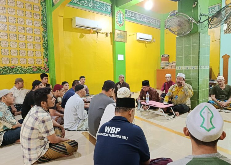 Para WBP muslim di Masjid Blok Hunian, melaksanakan pengajian, shalat berjamaah, serta tausiyah yang dibawakan oleh ustadz dari penyuluh agama yang bekerja sama dengan pihak Rutan Labuhan Deli.(Satunusantara news/HO-Rutan Labuhan Deli).
