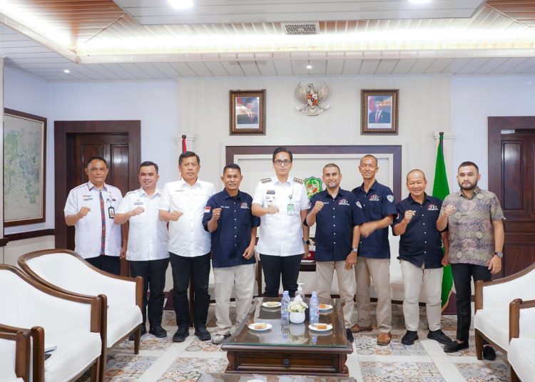 Wali kota Medan Rico Tri Putra Bayu Waas (tengah) saat foto bersama dengan  Pecinta Kecepatan Tinggi  Legends  di ruang khusus Wali kota Medan.(Satunusantara news/HO-Diskominfo Medan)
