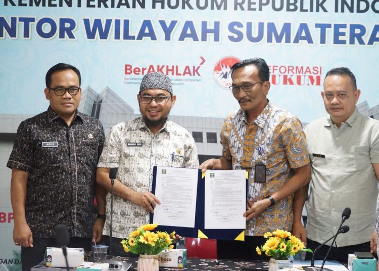 Kakanwil  Kemenkum Sumut Ignatius M.T. Silalahi (dua kanan) saat menyerahkan surat penyampaian hasil harmonisasi yang dilampiri dengan dokumen Rancangan Peraturan Bupati yang telah diperbaiki.(Satunusantara news/HO-Kanwil Kemenkum Sumut).