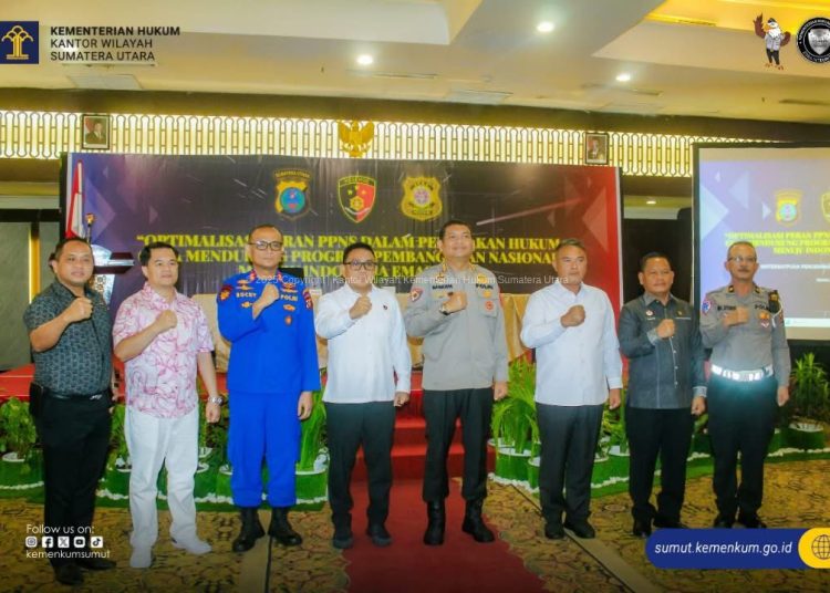 Kadiv Pelayanan Hukum, Kanwil Kemenkum Sumut, , Sahata Marlen Situngkir (dua kanan) foto bersama pada acara "Optimalisasi PPNS Dalam Penegakan Hukum Guna Mendukung Program Pembangunan Nasional Menuju Indonesia Emas 2045" di Medan.(Satunusantara newsHO-Kanwil Kemenkum Sumut).