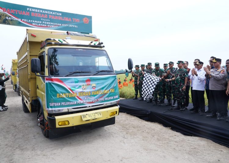 Panglima TNI Jenderal TNI Agus Subiyanto (kanan) saat melepas pemberangkatan truk yang membawa bantuan beras 40 ton kepada SPPG se-wilayah Sumut pada acara panen raya padi di lahan ketahanan pangan Kodam I/BB di Desa Sidoarjo Ramunia, Kecamatan Beringin, Kabupaten Deli Serdang.(Satunusantara news/HO-Pendam I/BB)