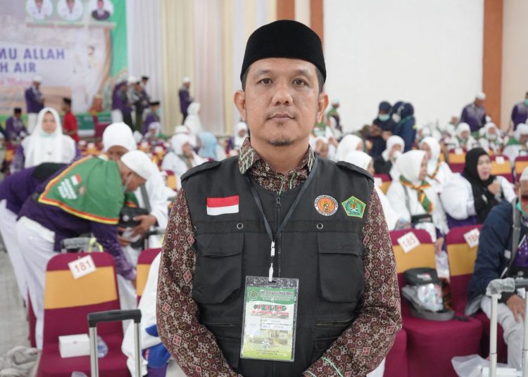 Imam Mukhair,S.S,M.Hum, Humas pada PPIH Embarkasi Medan tahun 2025. saat berada di depan jemaah haji di Asrama Haji Medan.(Satunusantara news/HO-Humas PPIH Embarkasi  Medan).