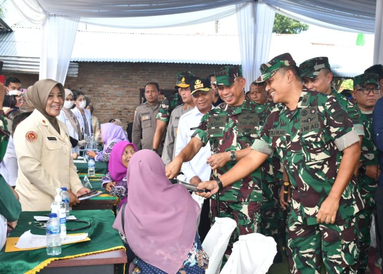 Panglima TNI, Jenderal TNI Agus Subiyanto (tengah) saat meninjau pelaksanaan bakti kesehatan pada acara Panen Raya Padi di lahan ketahanan pangan Kodam I/Bukit Barisan di Desa Sidoarjo Ramunia, Kecamatan Beringin, Kabupaten Deli Serdang.(Satunusantara news/HO-Pendam I/BB).