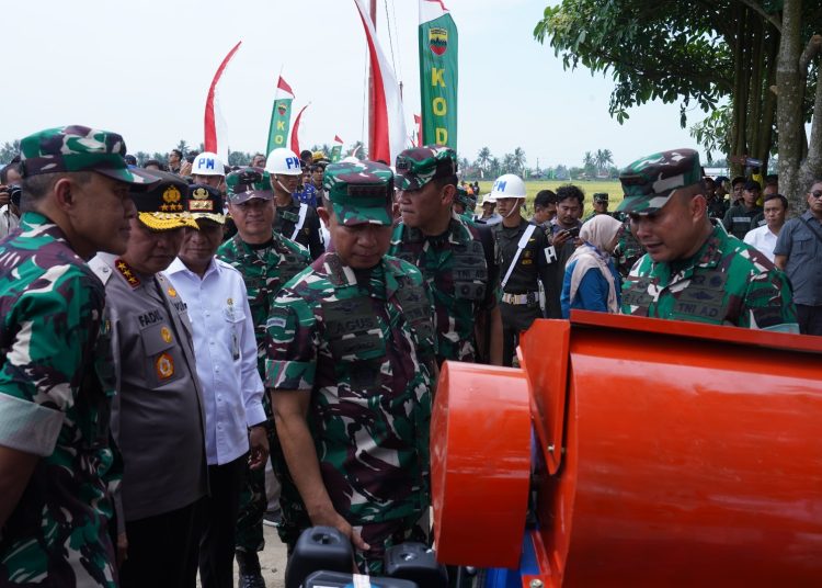 Panglima TNI, Jenderal TNI Agus Subiyanto (tengah) saat menyerahkan bantuan berupa alat mesin pertanian (Alsintan), kepada Poktan Kartika Kodam I/BB pada acara panen raya padi di lahan ketahanan pangan Kodam I/BB di Desa Sidoarjo Ramunia, Kecamatan Beringin, Kabupaten Deli Serdang.(Satunusantara news/HO-Pendam I/BB).