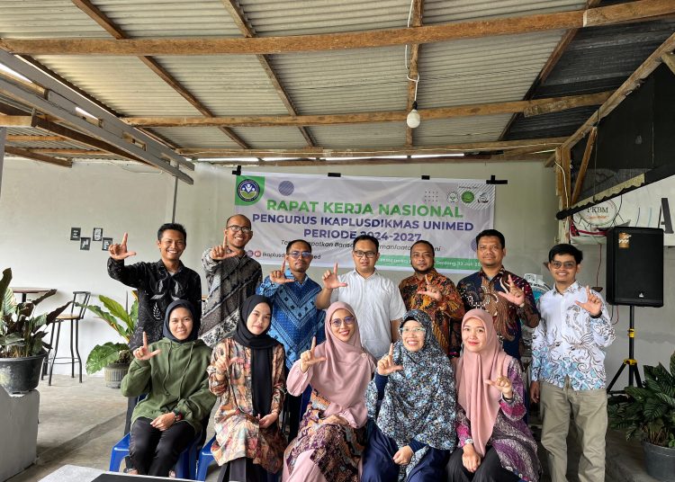 Wakil Dekan III Fakultas Ilmu Pendidikan (FIP) Unimed, Elvi Mailani, M.Pd (tengah) foto bersama  usai  membuka kegiatan Rakernas.(Satunusantara news/HO-Humas Unimed).