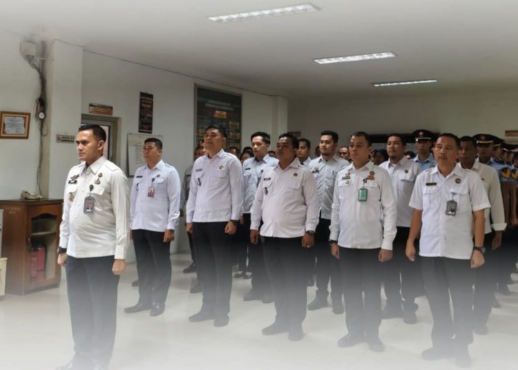 Kepala Rutan Kelas I Labuhan Deli, Eddy Junaedi (depan) saat mengikuti apel bersama pegawai secara virtual yang diselenggarakan serentak untuk seluruh unit di bawah koordinasi Kemenko HUKHAMIMPAS serta kementerian terkait lainnya.(Satunusantara news/HO-Rutan Labuhan Deli).