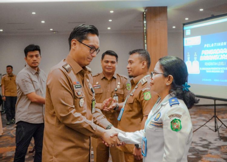 Wali kota Medan, Rico Tri Putra Bayu Waas (kiri) saat bersalaman dengan pserta  Pelatihan Pengadaan Barang/Jasa Pemerintah Level I Lingkungan Pemko Medan.(Satunusantara news/HO-Diskominfo Medan).