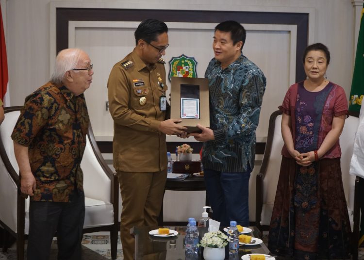 Wali kota Medan Rico Tri Putra Bayu Waas (dua kiri) saat menyerahkan cendramata kepada   Konjen Republik Rakyat Tiongkok di Medan Mr. Zhang Min,  di Ruang Khusus Wali kota Medan.(Satunusantara news/HO-Diskominfo Medan).