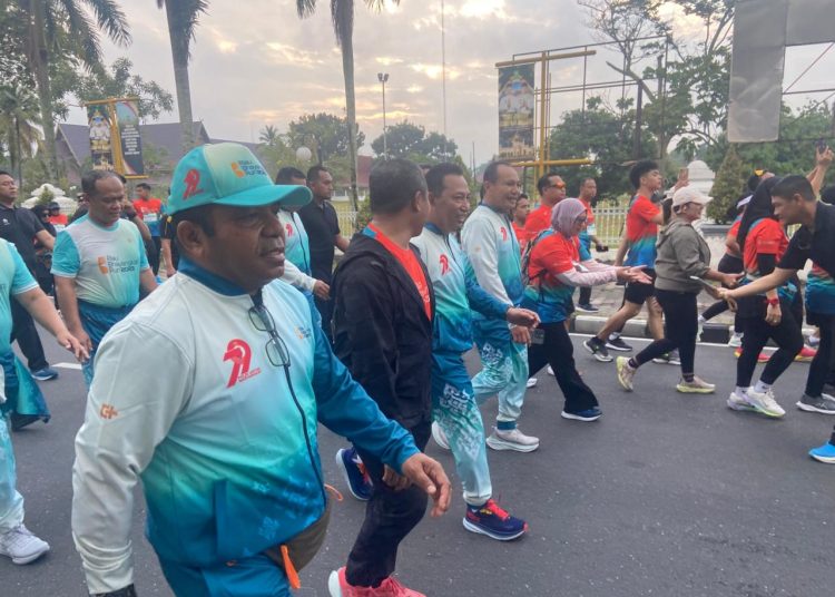 Irdam I/BB Brigjen TNI Josafath Robert M. Duka (kiri) ikut serta berjalan kaki pada  kegiatan Riau Bhayangkara Run 2025 yang digelar di Mapolda Riau, Pekanbaru. (Satunusantara news/HO-Pendam I/BB).
