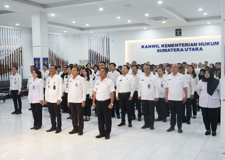 Kakanwil  Kemenkum Sumut Ignatius M.T Silalahi (tiga kanan) saat mengikuti upacara lintas kementerian secara virtual di Lapangan Upacara Kementerian Hukum.(Satunusantara newsHO-Kanwil Kemenkum Sumut)