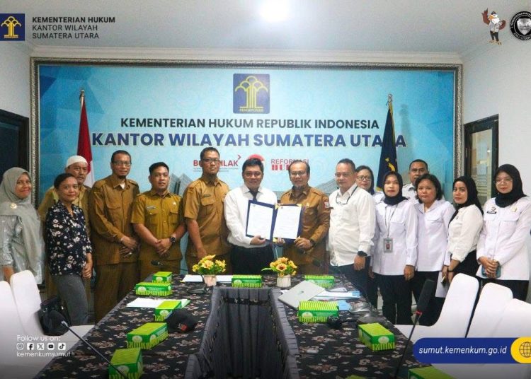 Koordinator Perancang, Eka N.A.M Sihombing (lima kanan) saat  menyerahkan  harmonisasai Rancangan Peraturan Daerah Tanjungbalai yang telah disempurnakan Kanwil Kemenkum Sumut(Satunusantara news/HO-Kanwil Kemenkum Sumut)