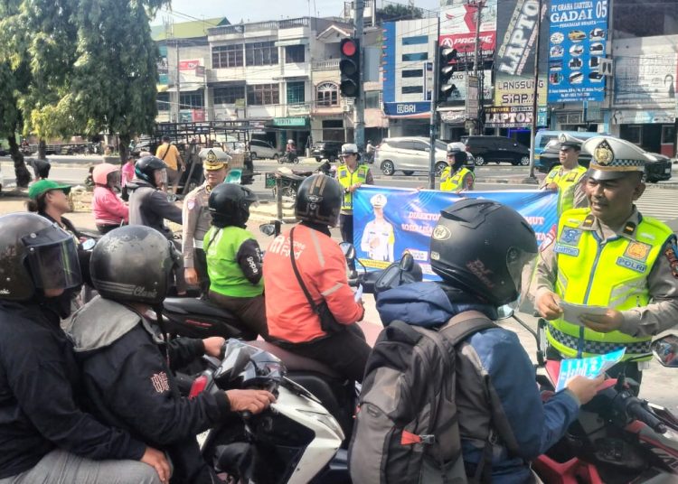 Pangdam I/BB  Mayjen TNI Rio Firdianto (kiri) saat melepas tanda peserta pada  penutupan Diksarmil dan Pelatihan Manajerial SPPI Batch-3 Tahun Anggaran 2025 di Rindam I/BB.(Satunusantara news/HO-Pendam I/BB).,