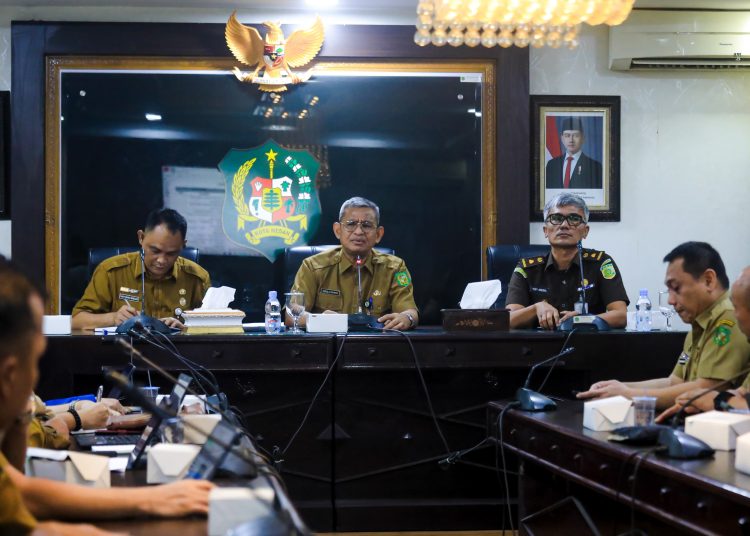 Sekda Kota Medan Wiriya Alrahman (tengah) saat menggelar rapat Koordinasi persiapan pembentukan BNN Kota Medan, di ruang rapat II, Kantor Wali kota Medan.(Satunusantara news/HO-Diskominfo Medan).