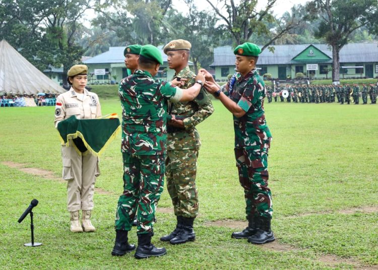 Pangdam I/BB Mayjen TNI Rio Firdianto (kiri) saat melepas tanda peserta pada  penutupan Diksarmil dan Pelatihan Manajerial SPPI Batch-3 Tahun Anggaran 2025 di Rindam I/BB.(Satunusantara news/HO-Pendam I/BB).