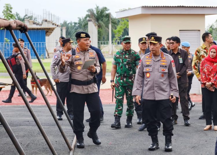 Pangdam I/BB  Mayjen TNI Rio Firdianto  (tengah) saat menghadiri prosesi groundbreaking pembangunan 29 SPPG jajaran Polda Sumatera Utara di Mapolda Sumut.(Satunusantara news/HO-Pendam I/BB).