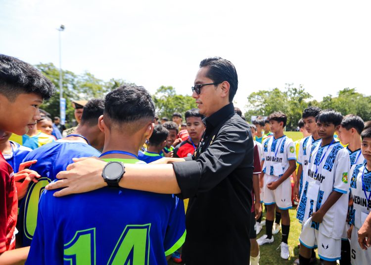 Wali kota Medan Rico Tri Putra Bayu Waas (kiri) saat dialog dengan peserta sepakbola pelajar SMP,  usai Pembukaan GSI di Lapangan Sepakbola Cadika, Medan Johor. (Satunusantara news/HO-Diskominfo Medan).