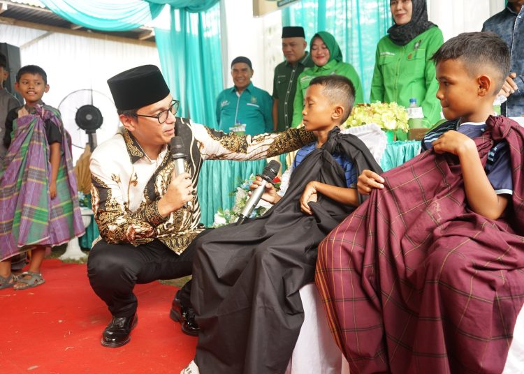 Wali kota Medan Rico Tri Putra Bayu Waas (kiri) saat menghibur seorang anak yang baru melaksanakan khitanan massal dalam rangka menyambut hari lahir PKB Ke 27 tahun 2025.(Satunusantara news/HO-Diskominfo Medan)