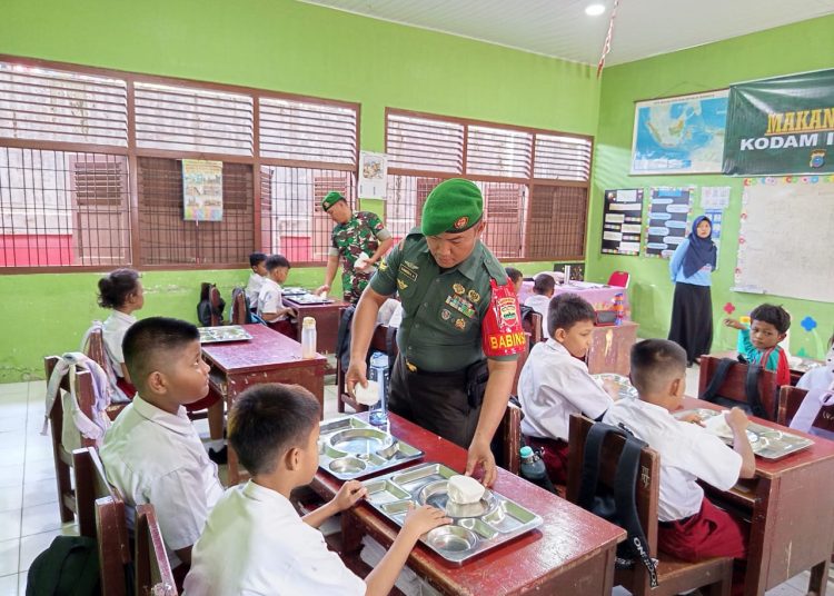 Kodam I/BB menggelar program Makan Sehat Bergizi di SD Negeri 060800, Kelurahan Tegal Sari, Kecamatan Medan Area, Kota Medan.(Satunusantara news/HO-Pendam I/BB).