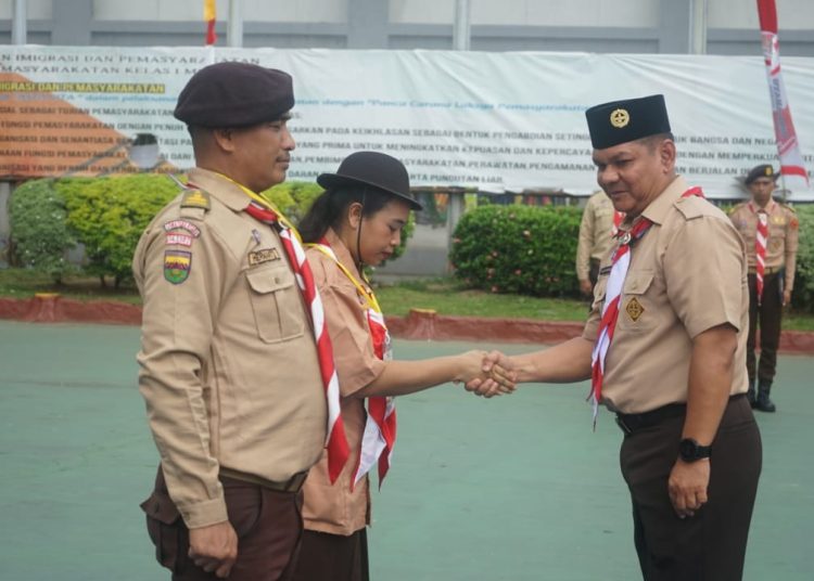 Kabid Pelayanan dan Pembinaan Kanwil Ditjen Pemasyarakatan Sumut Hamdi Hasibuan (kanan) saat bersalaman dengan peserta Perkemahan Satya Dharma Bakti Pemasyarakatan Tahun 2025 di Lapas Kelas I Medan.(Satunusantara news/HO-Kanwil Dtjend Pemasyarakatan Sumut).