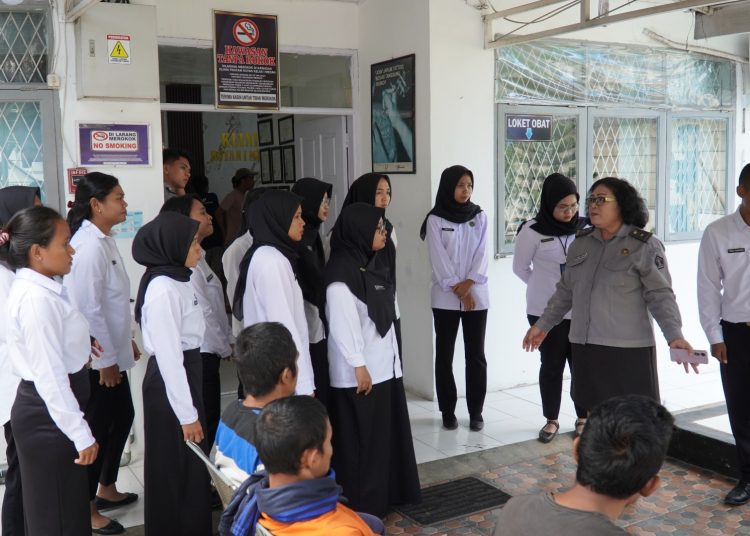 dr. Sherly dari Klinik Rutan Kelas I Medan (kanan) saat   memberikan pengarahan kepada CPNS tenaga kesehatan Ditjen Pemasyarakatan Kanwil Sumut .(Satunusantara news/HO-Rutan Kelas I Medan).