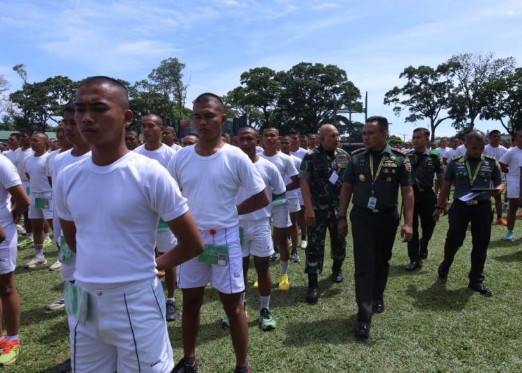 Pangdam I/BB Mayjen TNI Rio Firdianto (depan) saat  memimpin langsung 5.037 orang mengikuti Sidang Pantukhir Penerimaan Calon Tamtama PK TNI AD Gelombang II TA 2025 Subpanpus Kodam I/BB di Rindam I/BB Pematangsiantar.(Satunusantara news/HO-Pendam I/BB).