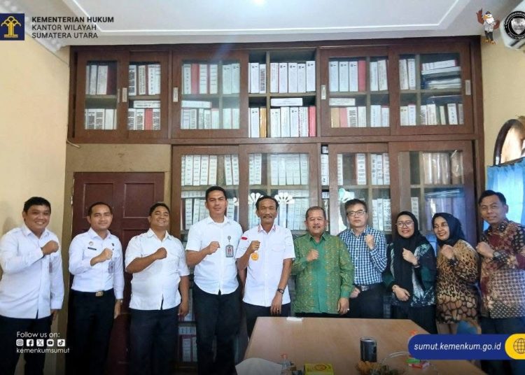 Kakanwil Kemenkum Sumut, Ignatius Mangantar Tua Silalahi (nomor lima kiri) saat foto bersama dengan  Pengwil INI Sumut.(Satunusantara news/HO-Kanwil Kemenkum Sumut)
