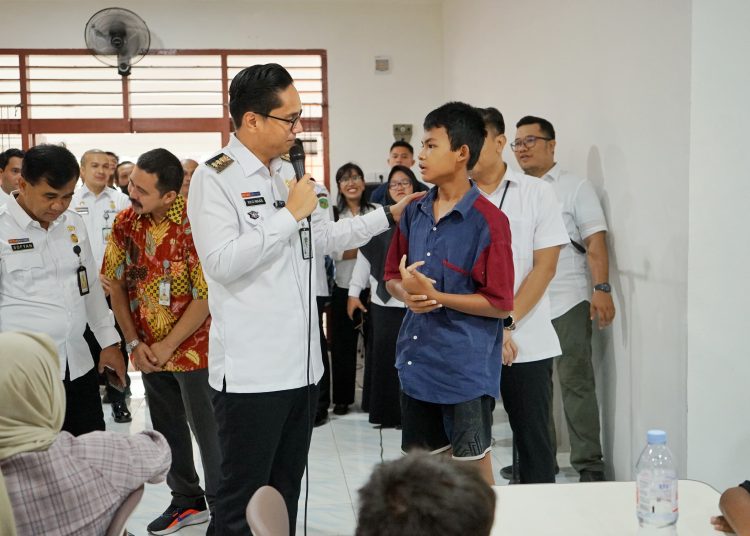 Wali kota Medan Rico Tri Putra Bayu Waas (kiri) saat dialog dengan seorang siswa Sekolah Rakyat Kota Medan, di Balai Sentra Kementerian Sosial, Jalan Wiliam Iskandar.(Satunusantara news/HO-Diskominfo Medan).