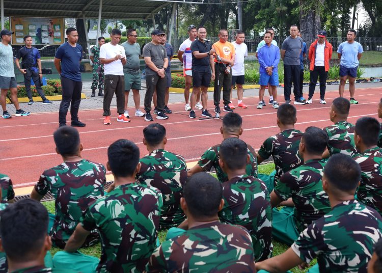 Pangdam I/BB  TNI Rio Firdianto (tengah) memberikan pengarahan saat meninjau pelaksanaan Latkadertih PSM TA 2025 Kodam I/BB di Lapangan Sepak Bola Jasdam I/BB, Medan.(Satunusantara news/HO-Pendam I/BB).