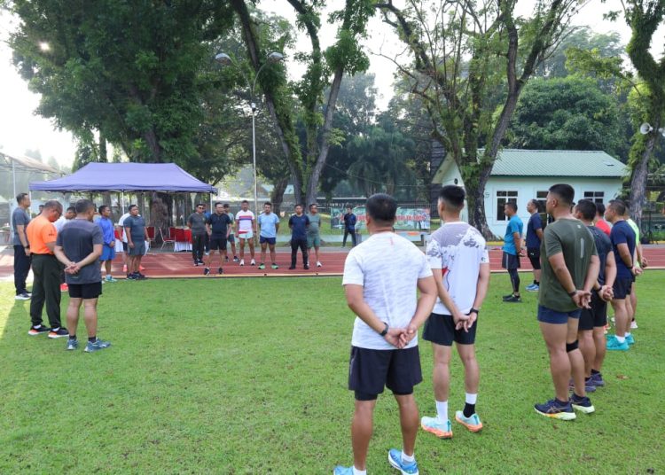 Pangdam I/BB  Mayjen TNI Rio Firdianto (tengah) saat memberikan pengarahan pada  pelaksanaan tes Seljab Golongan V/Letkol TA 2025 di Lapangan Jasdam I/BB, Medan Helvetia.(Satunusantara news/HO-Pendam I/BB).