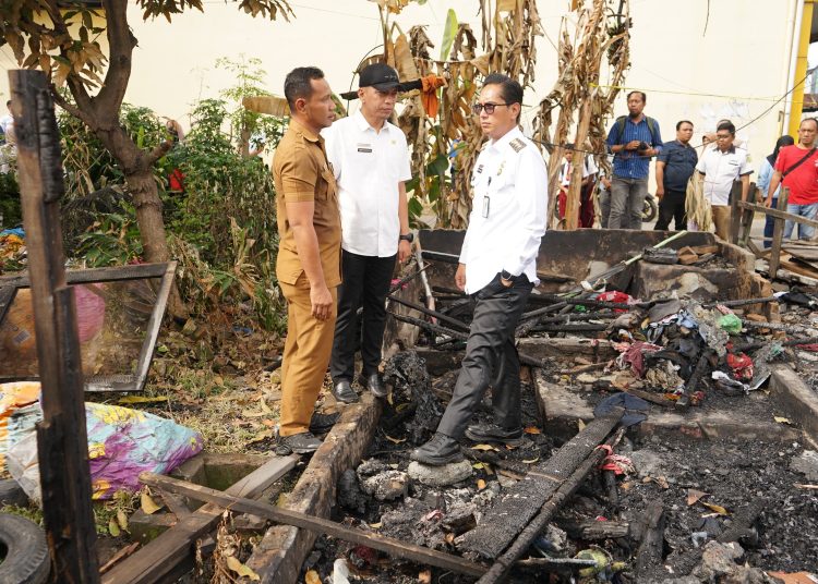 Wali kota Medan Rico Tri Putra Bayu Waas (kanan) saat meninjau lokasi kebakaran di Jalan Tuba II/Perjuangan, Kelurahan  Tegal Sari Mandala III, Kecamatan Medan Denai.(Satunusantara news/HO-Diskominfo Medan)