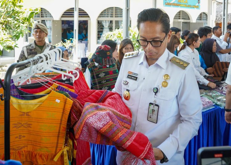 Wali Kota Medan, Rico Tri Putra Bayu Waas (kanan) melihat ulos  hasil karya warga binaan, membuka Pelatihan Tenun Ulos di Lembaga Pemasyarakatan Perempuan Kelas IIA Medan.(Satunusantara news/HO-Diskomnfo Medan)
